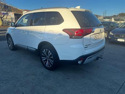 2020 Mitsubishi Outlander - Thumbnail