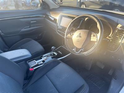 2020 Mitsubishi Outlander - Thumbnail